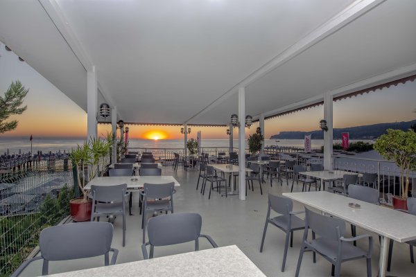 RESTAURANT & BAR