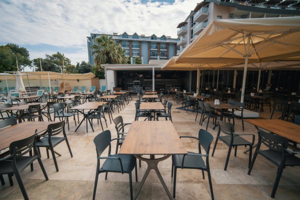 RESTAURANT & BAR