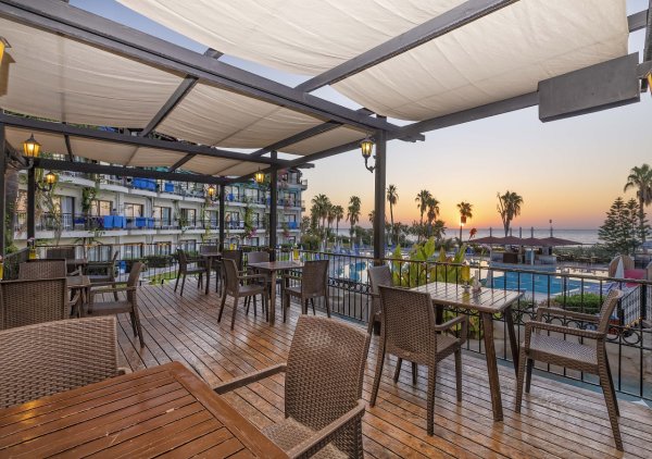 RESTAURANT & BAR
