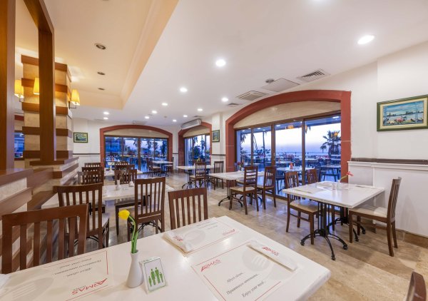 RESTAURANT & BAR