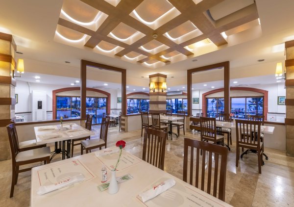 RESTAURANT & BAR