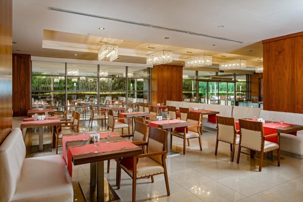 RESTAURANT & BAR