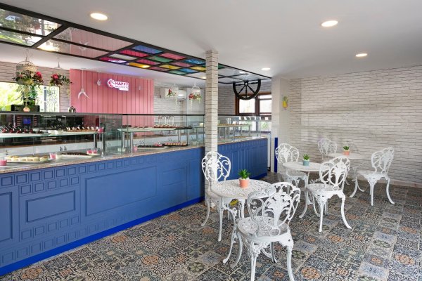 RESTAURANT & BAR